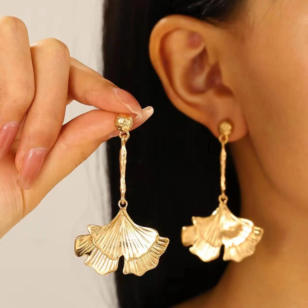 Minimalism Zinc Alloy Ginkgo Leaf Pendant Earrings for Women Vintage Charming Long Earrings High-end Party Zircon Ornament