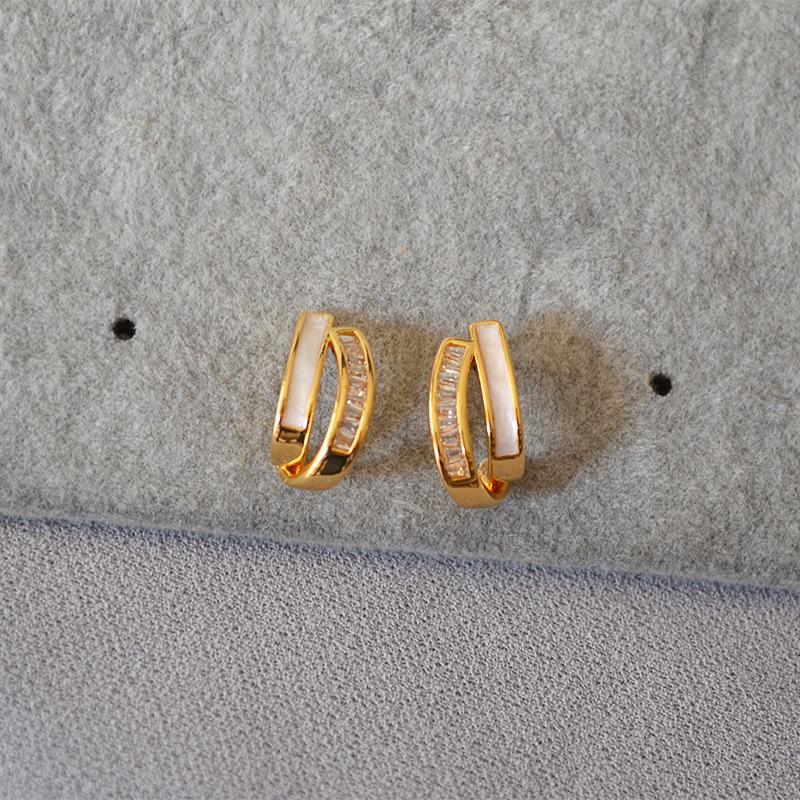 

Минималистичные белые эмалевые серьги-гвоздики с капельной глазурью, с крючками-крестиками и сверкающими кубическими циркониями на иглах из серебра 925 пробы