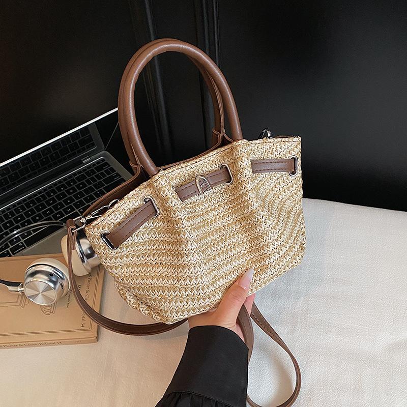 

Korean version of niche casual bag women s 2025 new fashionable large-capacity shoulder messenger bag niche portable tote bag коричневый