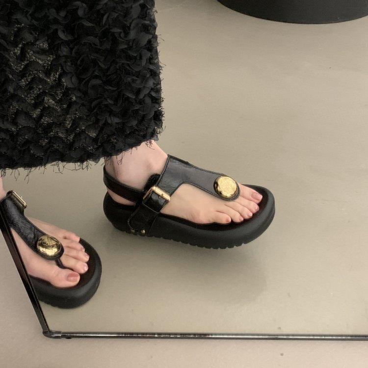 

Thick-soled Roman sandals women s summer wear 2025 new Internet celebrity versatile casual flip-flops beach shoes tide 35 чёрный