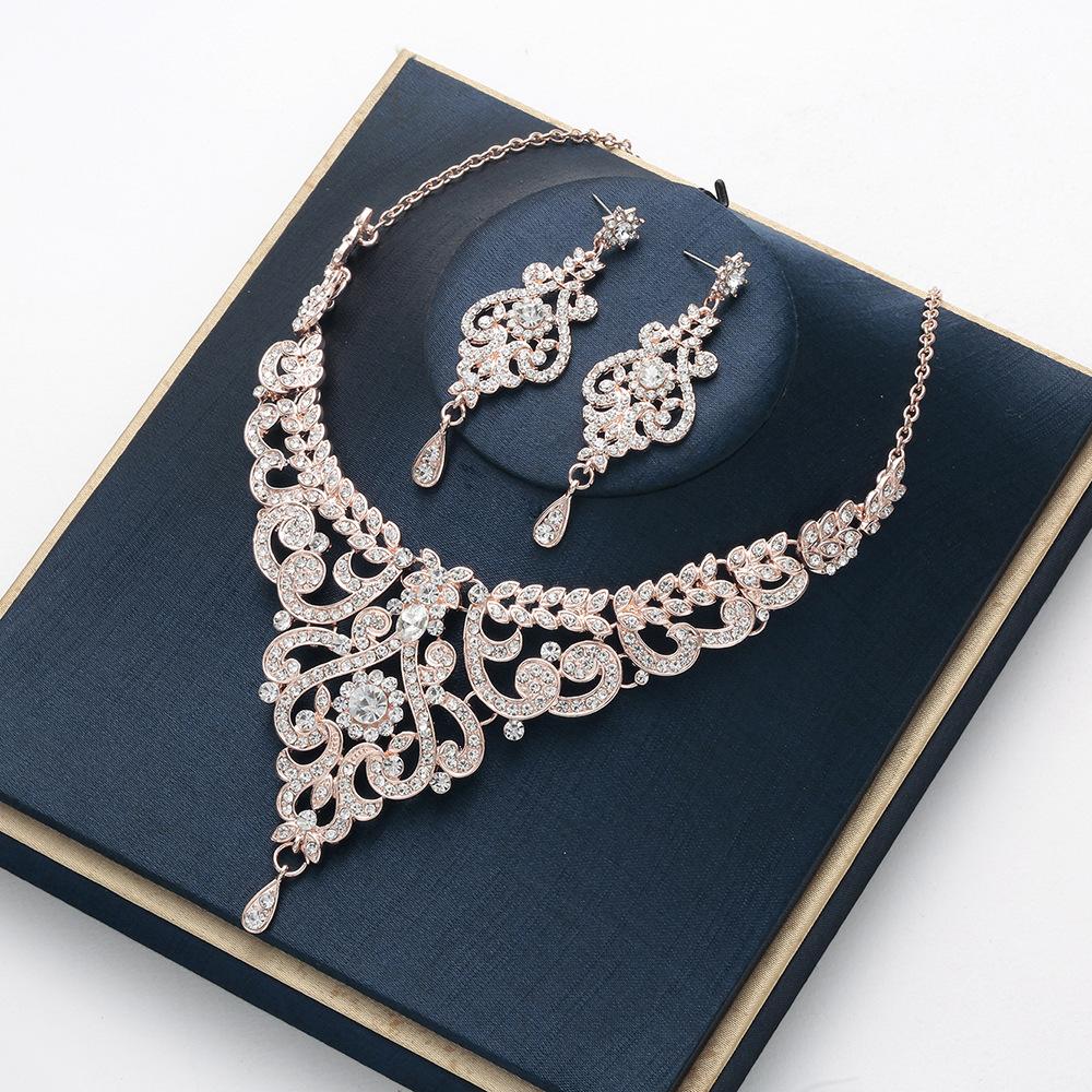 

Court cut-out jewelry set with gold inlaid with white rhinestones рожевий колір золота
