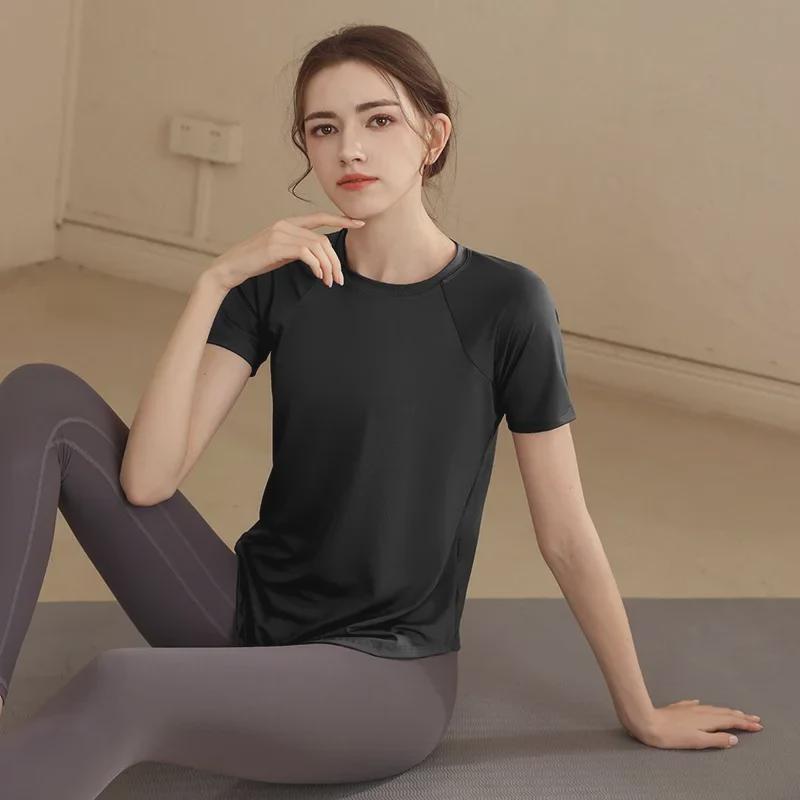 Topuri de vară high-end pentru yoga și alergare pentru femei: Uscare rapidă, mânecă scurtă, croială lejeră cu spate din plasă.