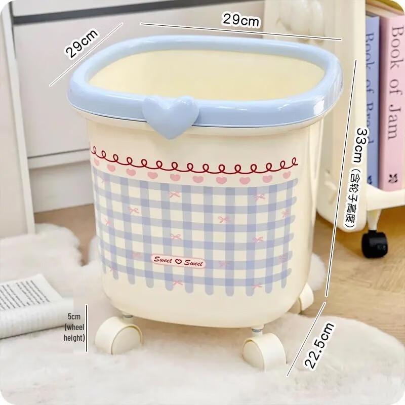 Niedrige rosa Plastikmülltonne mit Rädern