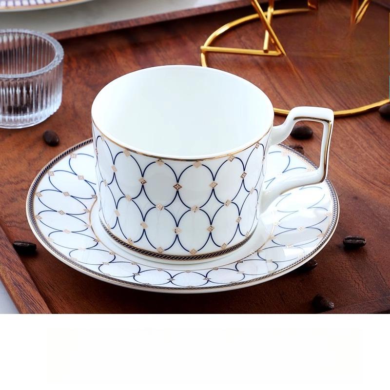 

Кофейная чашка и блюдце класса люкс с ложкой, фарфоровая чайная чашка из костяного фарфора с золотой отделкой, 250 мл фарфоровая кофейная кружка с ручкой 2