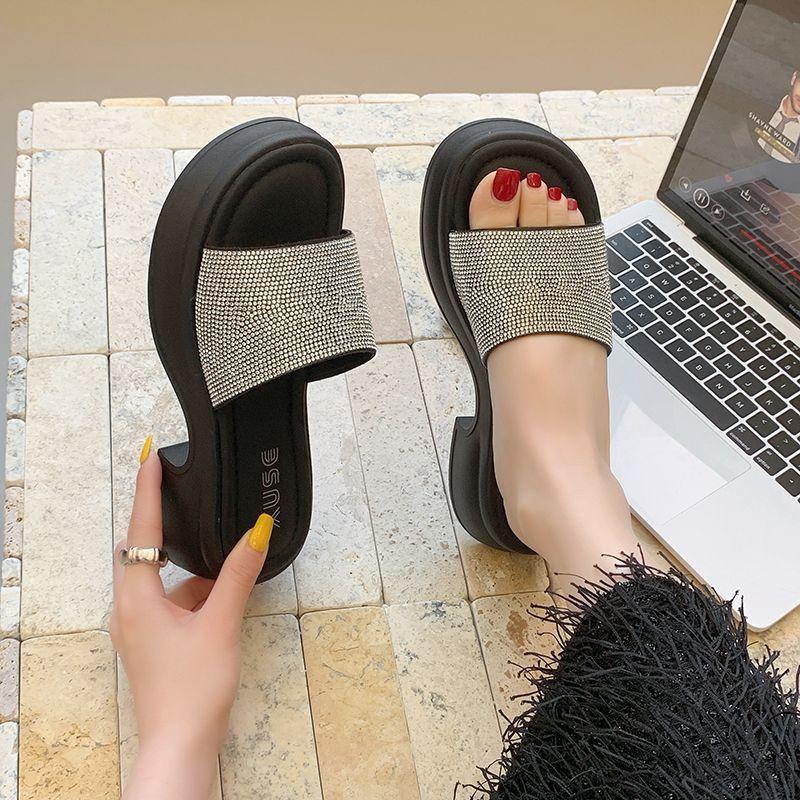 Fashion rhinestone platform slippers women wear 2025 summer new Internet celebrity beach one-word indoor non-slip sandals