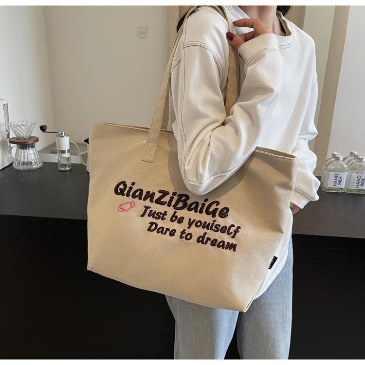 2024 autumn and winter new bag women's large-capacity handbag portable gift bag commute to school to work simple and fashionable
