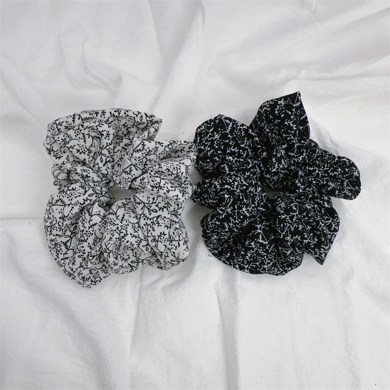 Elegant Retro Fabric Scrunchie for Women's Bun Hairstyles