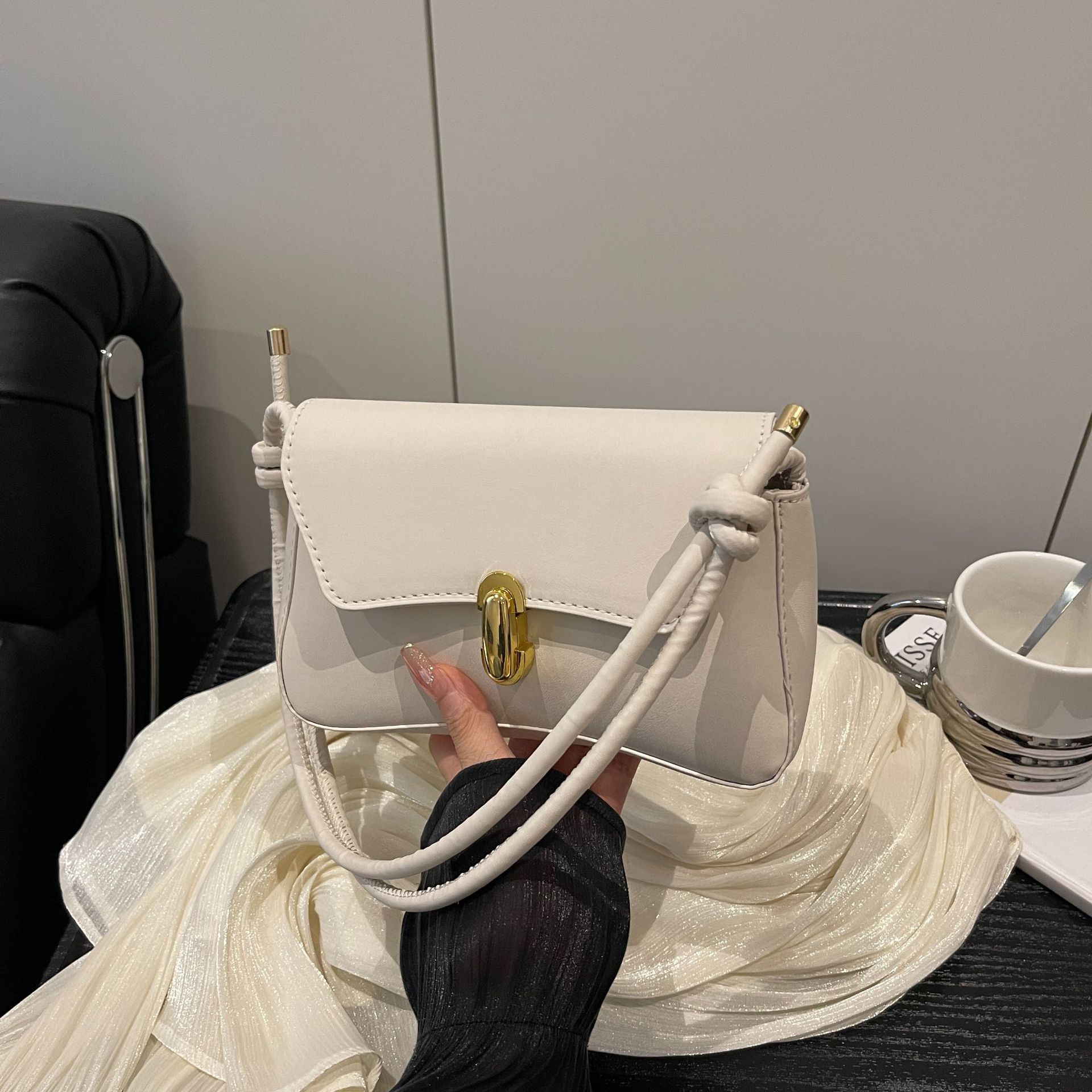 

Simple design texture 2025 temperament fresh Korean version of the new summer lock portable underarm shoulder bag women белый