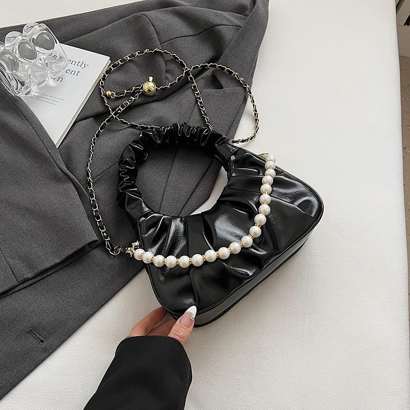 

Small bag women 2025 new trendy shoulder armpit bag niche design commuter messenger bag high value cloud bag чёрный