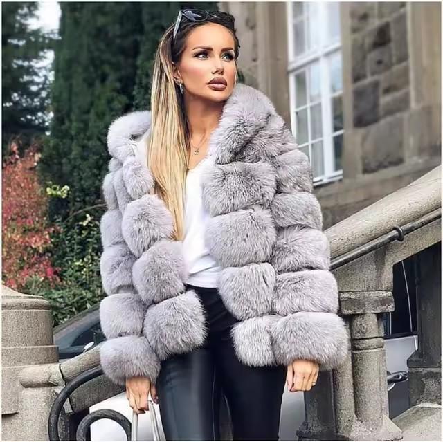 Cappotto da donna slim-fit di media lunghezza con cappuccio in ecopelliccia Autunno/Inverno 2025