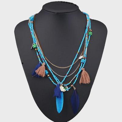 Collana Bohemien Multistrato Fatta a Mano con Perline, Piume, Nappine e Perline di Riso in Resina