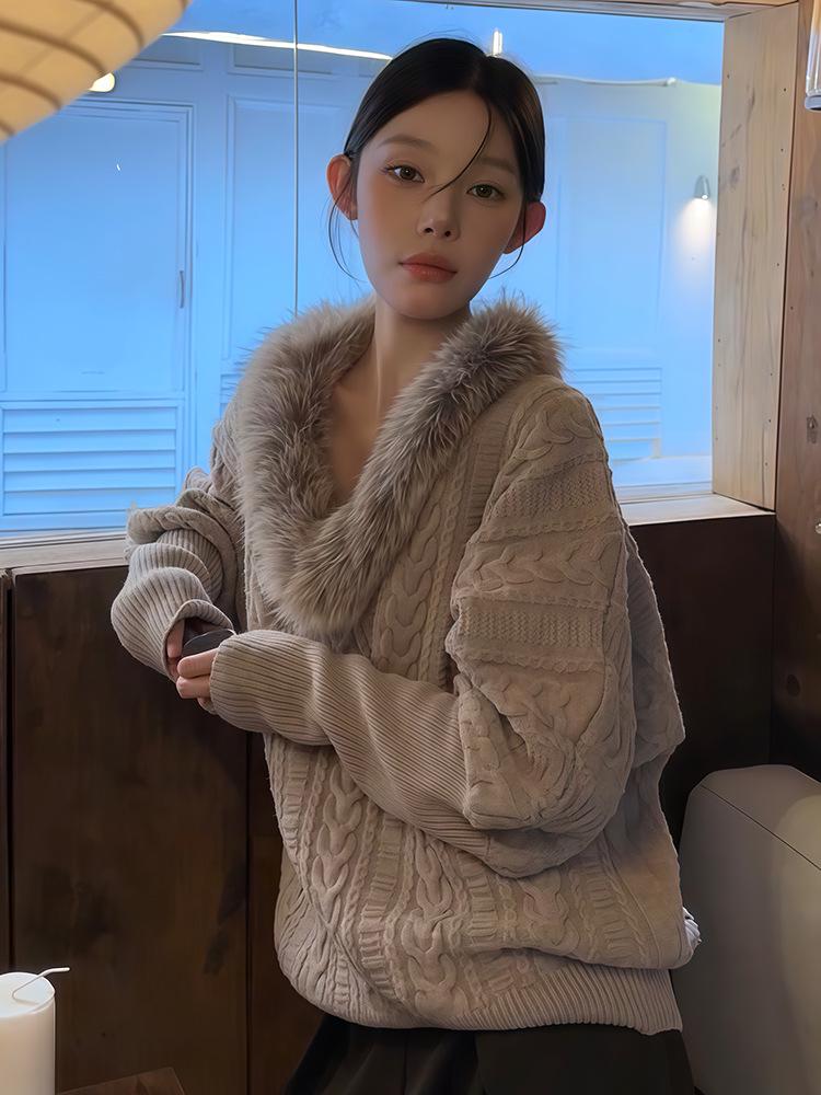 In Stock: Women's Retro V-Neck Batwing Sleeve Knit Sweater with Fur Collar
