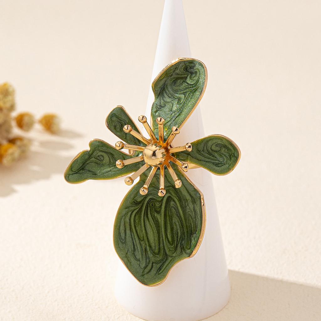 Elegancki, przesadny pierścionek z kwiatem pokryty emalią jest odpowiedni do noszenia na co dzień i może być podarowany przyjaciołom.