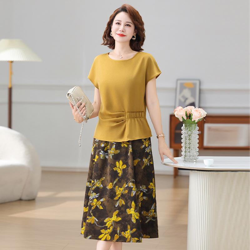 

Summer 2025 Mom s Short-Sleeve T-shirt & Skirt Set for Middle-Aged Women 4XL (130-145 Jin)