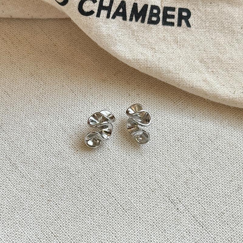 

Glossy metal flower pleated stud earrings female niche unique design high-end earrings cold wind special-shaped ear jewelry