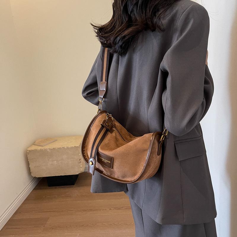 

Retro matte small bag women s 2024 new fashion versatile messenger bag popular shoulder bag this year коричневий