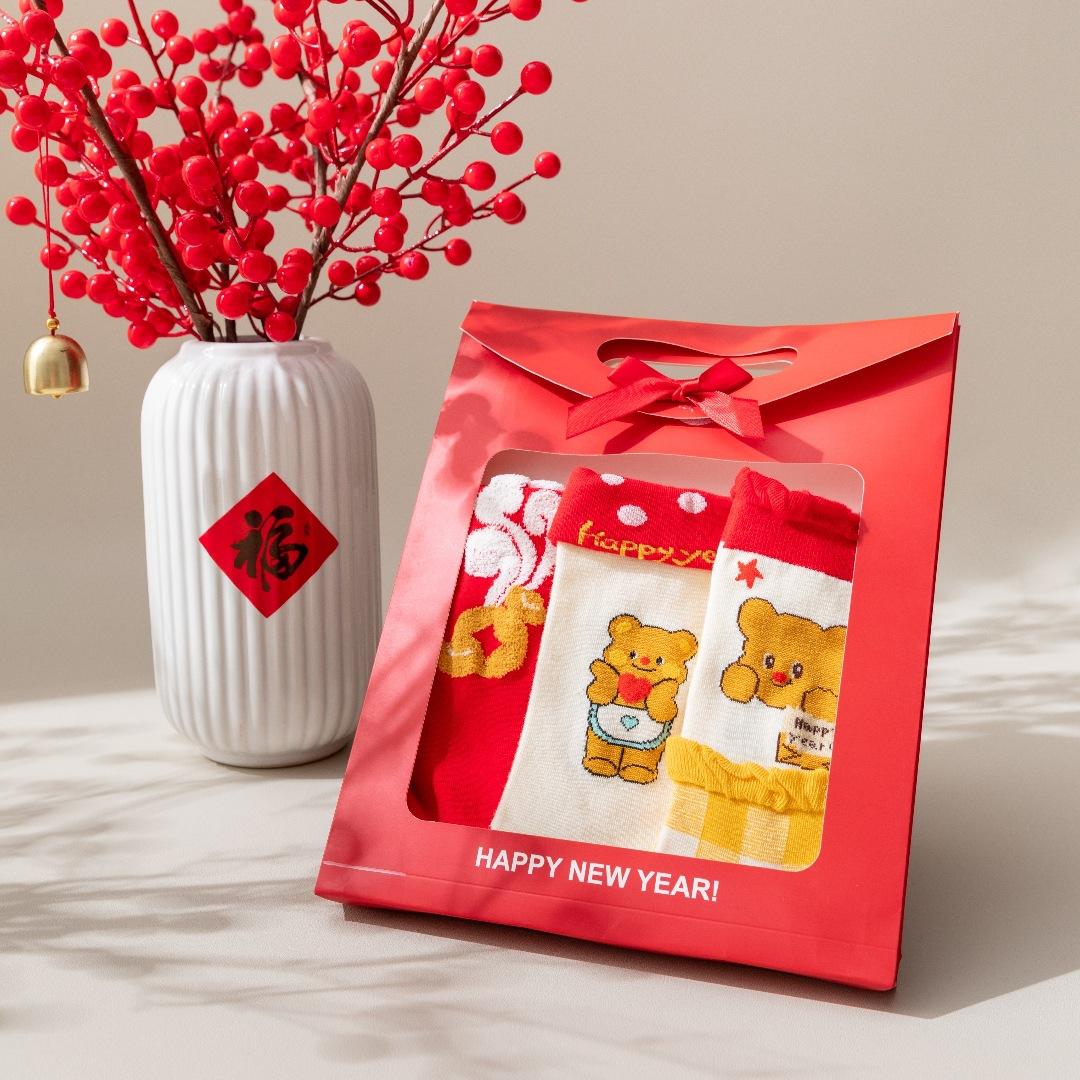 

Три пары больших красных новогодних носков с милым маленьким животным в виде шара, женские хлопковые носки средней длины на удачу Handheld gift bag