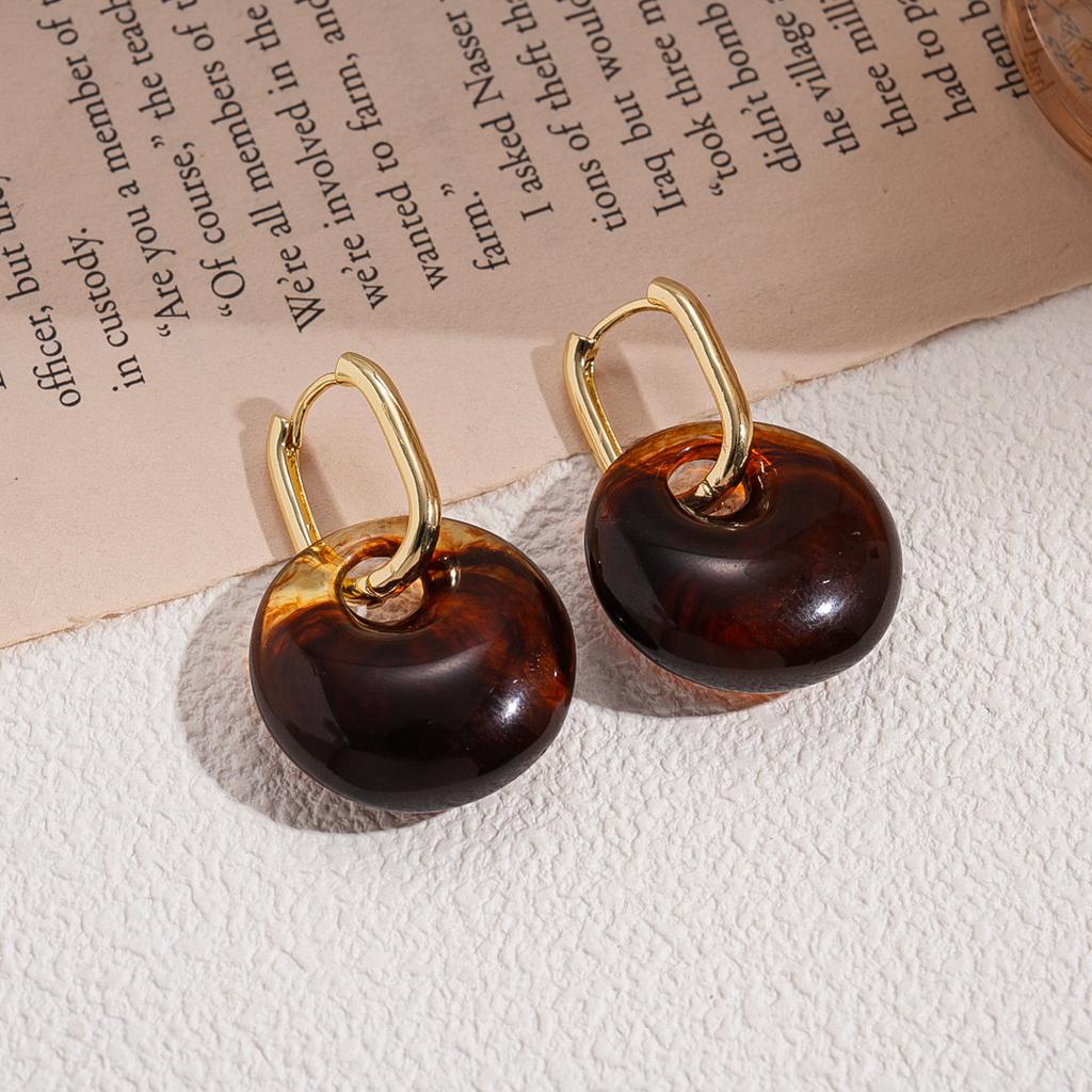 European and American coffee color geometric resin earrings, personalized versatile niche temperament earrings, light luxury high-end earrings, women