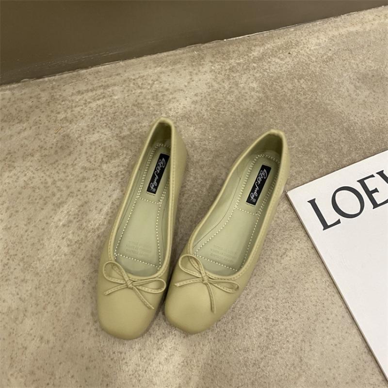 

Xiaoxiangfeng flat-heeled single shoes women s spring 2025 new late evening wind square head bow soft leather soft-soled grandma shoes 40