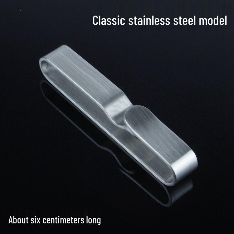 Handgefertigter Edelstahl-Schlüsselanhänger mit Leder-Gürtelschlaufe - Klassisches Sportaccessoire für Herren