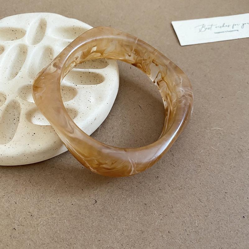 Unique Retro Resin Bracelet: Personalized Fashion Jewelry for Women