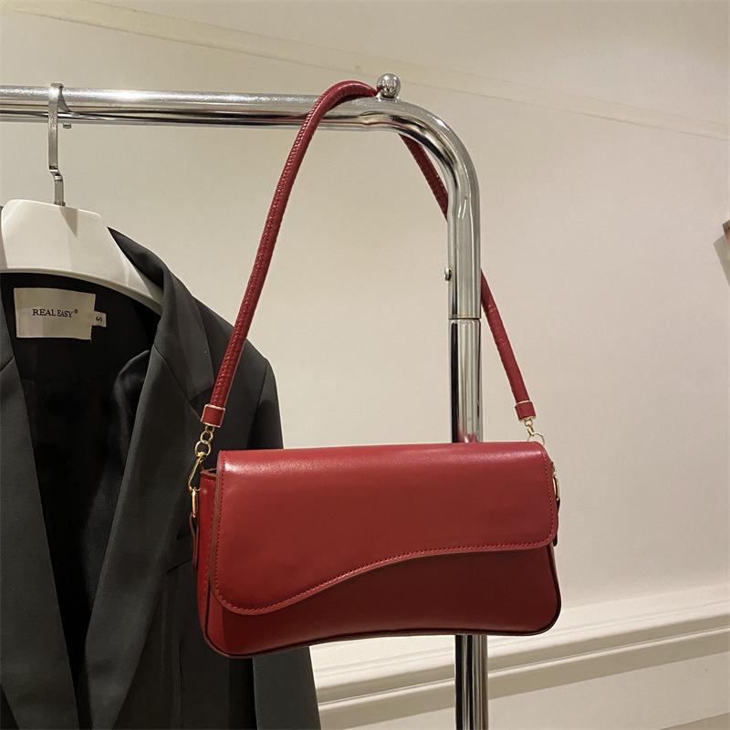 

Hong Kong style retro solid color foreign style messenger women s bag 2025 spring texture fashion shoulder bag trendy handbag