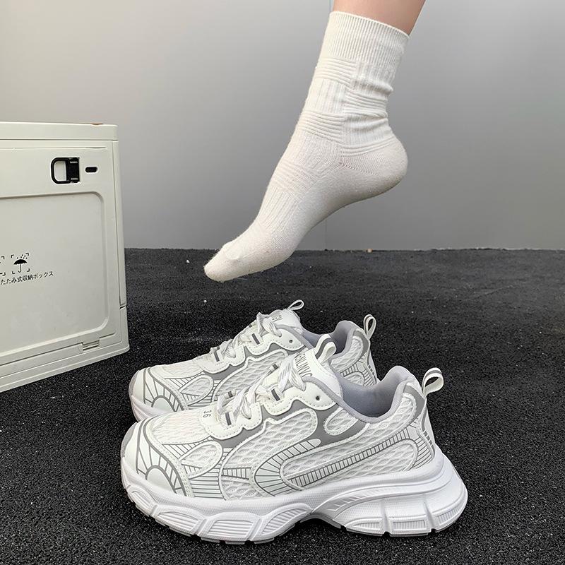 European station 2025 spring and summer new ultra-light soft-soled breathable sports and leisure shoes ultra-fire thick-soled Paris dad shoes women