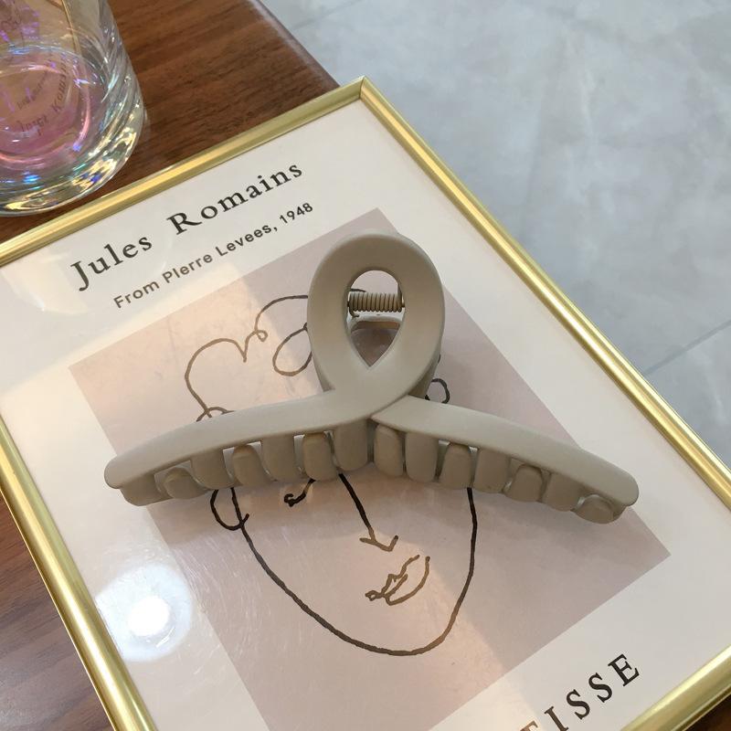 Beautifully Plastic Crafted Hair Claw Clips With Elegant Shapes And Vibrant Colors For Every Hairstyle Needs