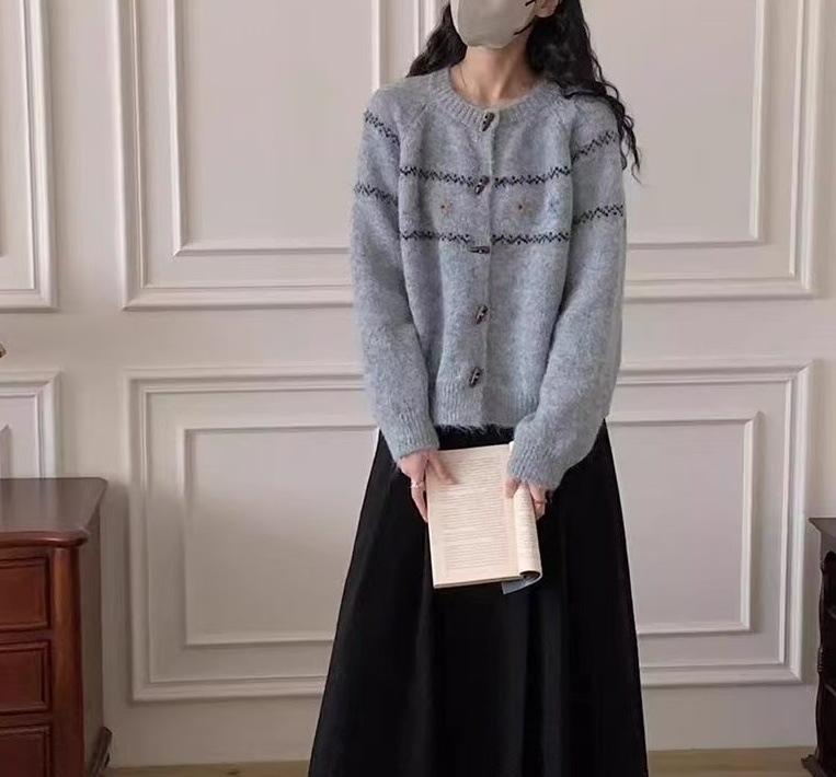

Autumn and winter new round neck horn buckle knitted sweater cardigan women s style embroidered casual versatile sweater серый