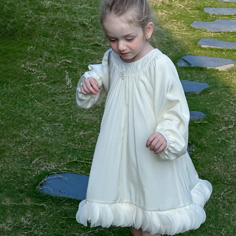 Dziewczęca sukienka księżniczki z długim rękawem w stylu francuskim z wzorem płatków na wiosnę 2025 r.