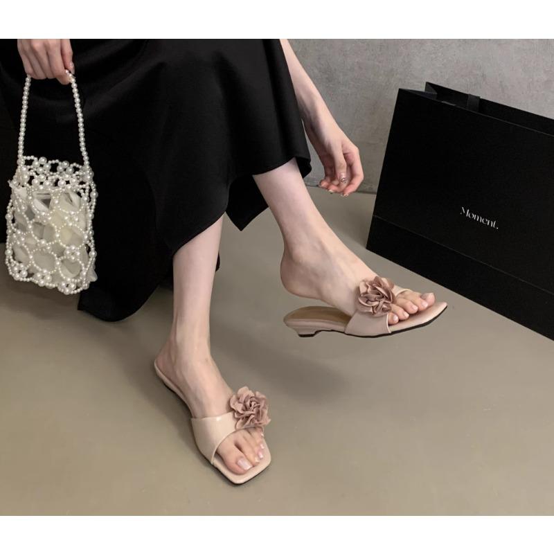 Ny stil av kilklackar Lågklackade skor Sandaler och Flip-flops