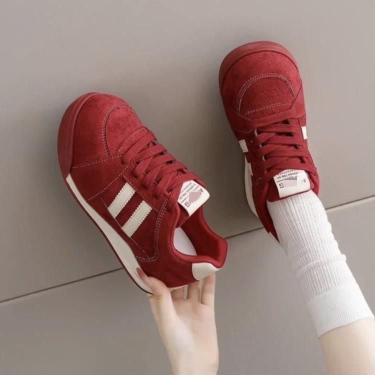Versatile thick baseplate shoes women's 2026 autumn and winter new super fire inner height increase moral training shoes sports leisure bread shoes