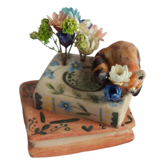 

Книга Скульптура Животное Мини-Ваза Миниатюрная Книга Лиса Кошка Енот Фигурка из Смолы Украшение Маленький Цветок Растения Держатель Украшения Raccoon