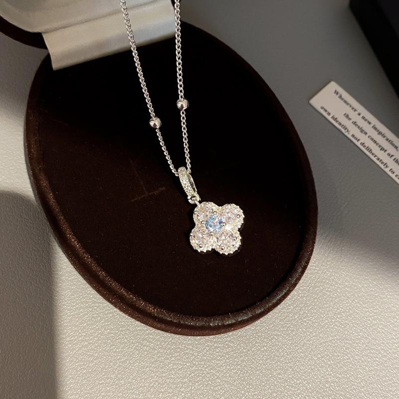 "Gentle Dance" Zircon Clover Flower Pendant Necklace - Elegant, High-End Clavicle Chain for Women