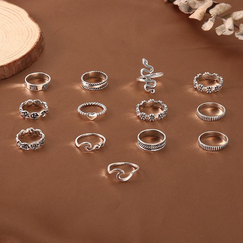 Grenzüberschreitender beliebter Schmuck: Dreizehnteiliges Ringset mit Schlangen-, Blumen-, Liebes- und geometrischem Design.