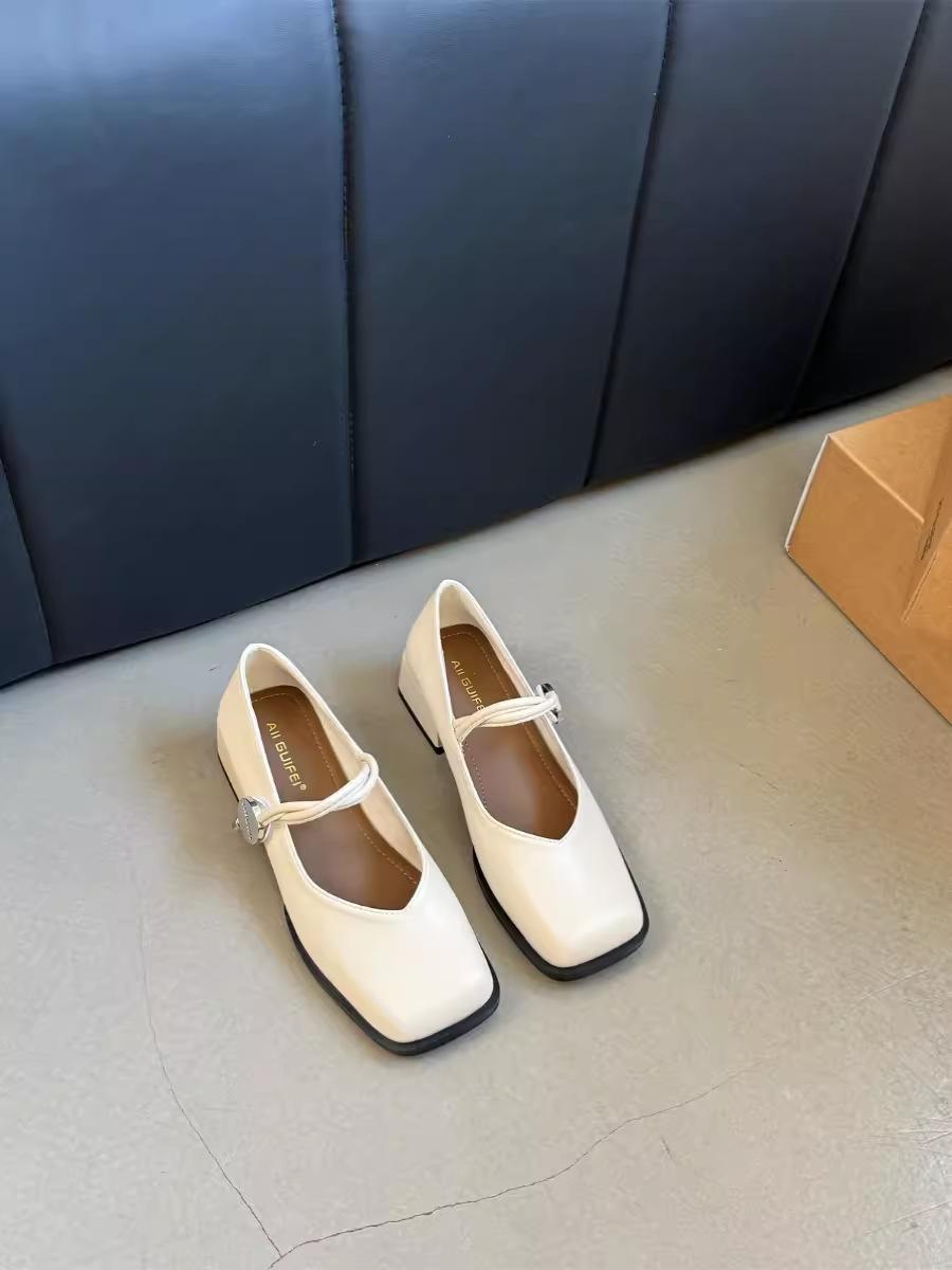 

Туфли Мэри Джейн с квадратным носком женские 2025 осень европейская станция мелкий толстый каблук высокий каблук ремешок с одной пряжкой униформа JK маленькие кожаные туфли женские 40