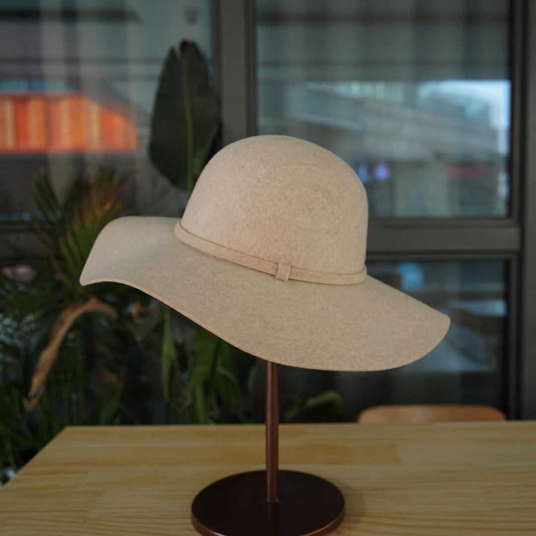 

White Brown Japanese Hepburn Woolen Dome Wavy Top Hat Female Elegant French Retro Felt Big Brim Tide M（56-58cm）