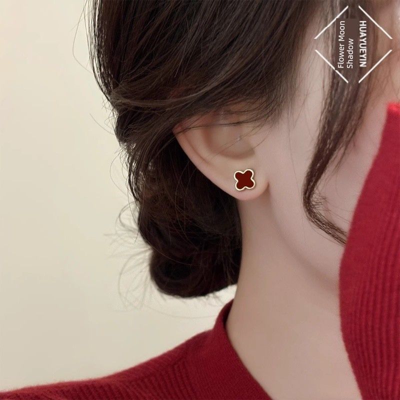 

[Flower Moon Shadow] Red Four Leaf Clover Ear Stud New Arrival Niche Style Unique Earrings for New Year Fall and Winter Fancy New Year Earrings Four-leaf clover stud earrings