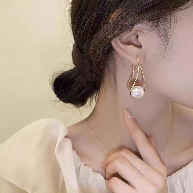 Simple Metal Pearl Earrings Women'S Retro Elegance Temperament Celebrity Atmosphere Niche Design Explosive Earrings