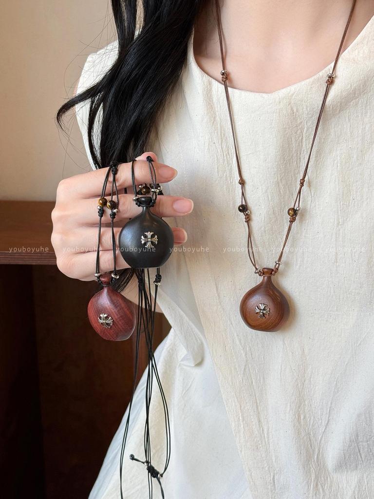 2025 Nowy Damski Naszyjnik z Sandalowego Krzyża i Flaszeczki z Koralikowym Sznurkiem