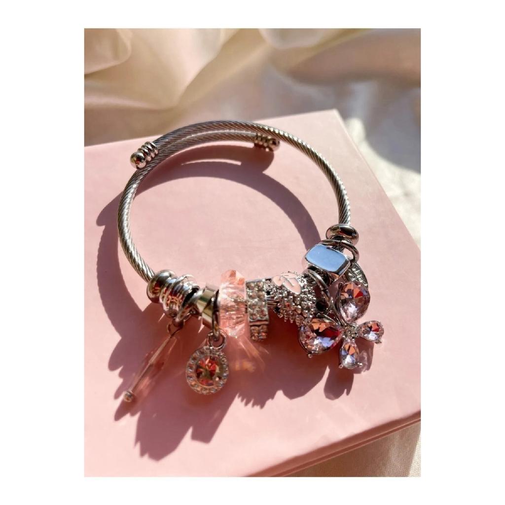 Juwelier mit rosa Schmetterlingsanhänger