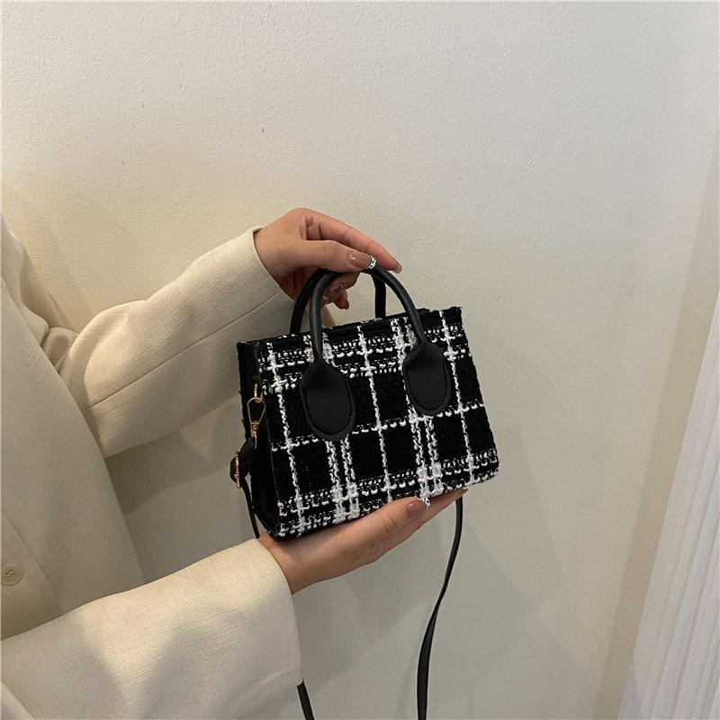 New Fashionable Contrasting Stripes Casual Simple Commuting Large Capacity Shoulder Bag Messenger Bag Handbag Women