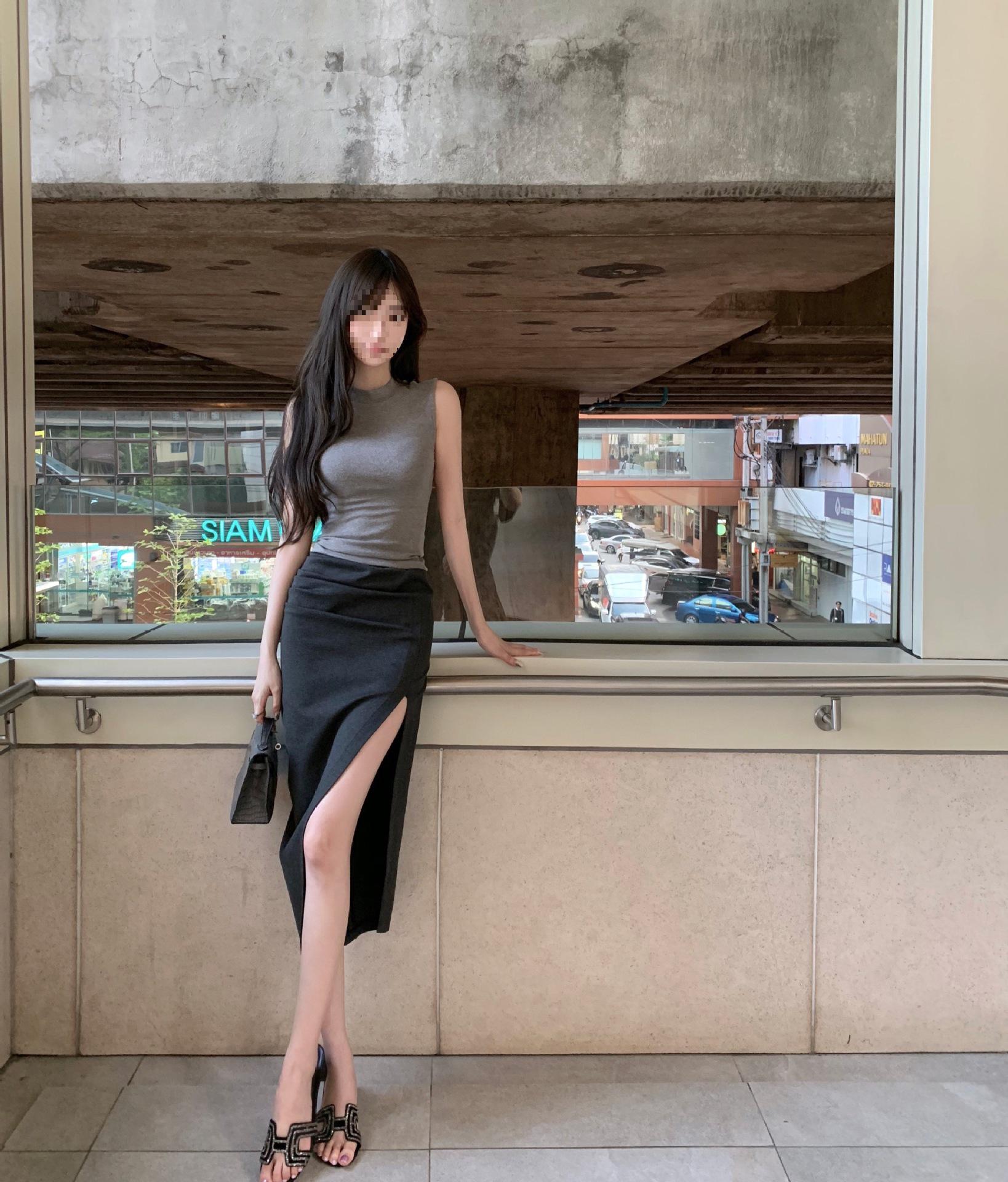 ChicYou Women s Minimalist Pleated Bodycon Midi Skirt with Slit M серый