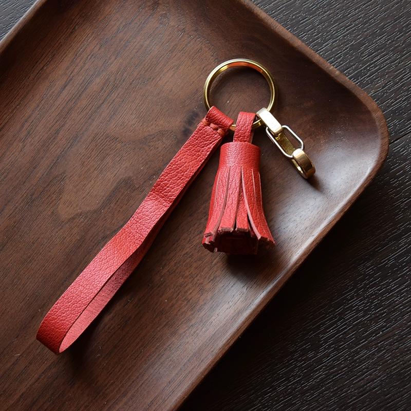 Originální francouzský kozí semišový ručně vyrobený střapec, přívěsek na klíče od auta, ozdoba dámské kabelky, zakázková dárková klíčenka.