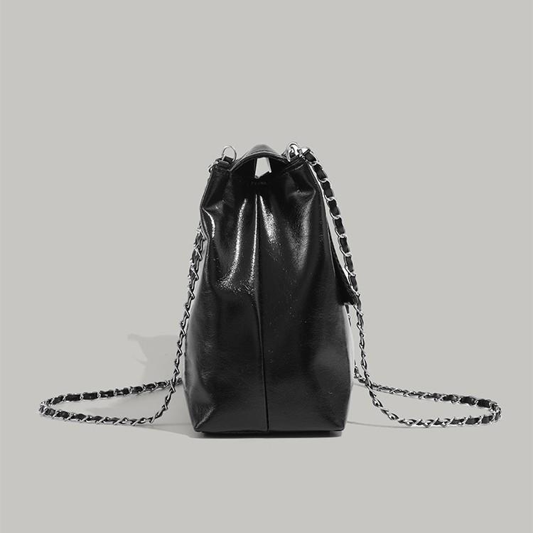 2025 New Women's Bag: Minimalist, Sophisticated Commuting Chain Tote Bag with Large Capacity, Trendy Underarm Shoulder Bag