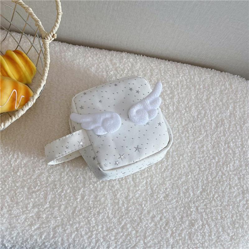 Fresh and cute high-value handbag mini small menstrual period aunt towel small square bag makeup lipstick storage bag белый
