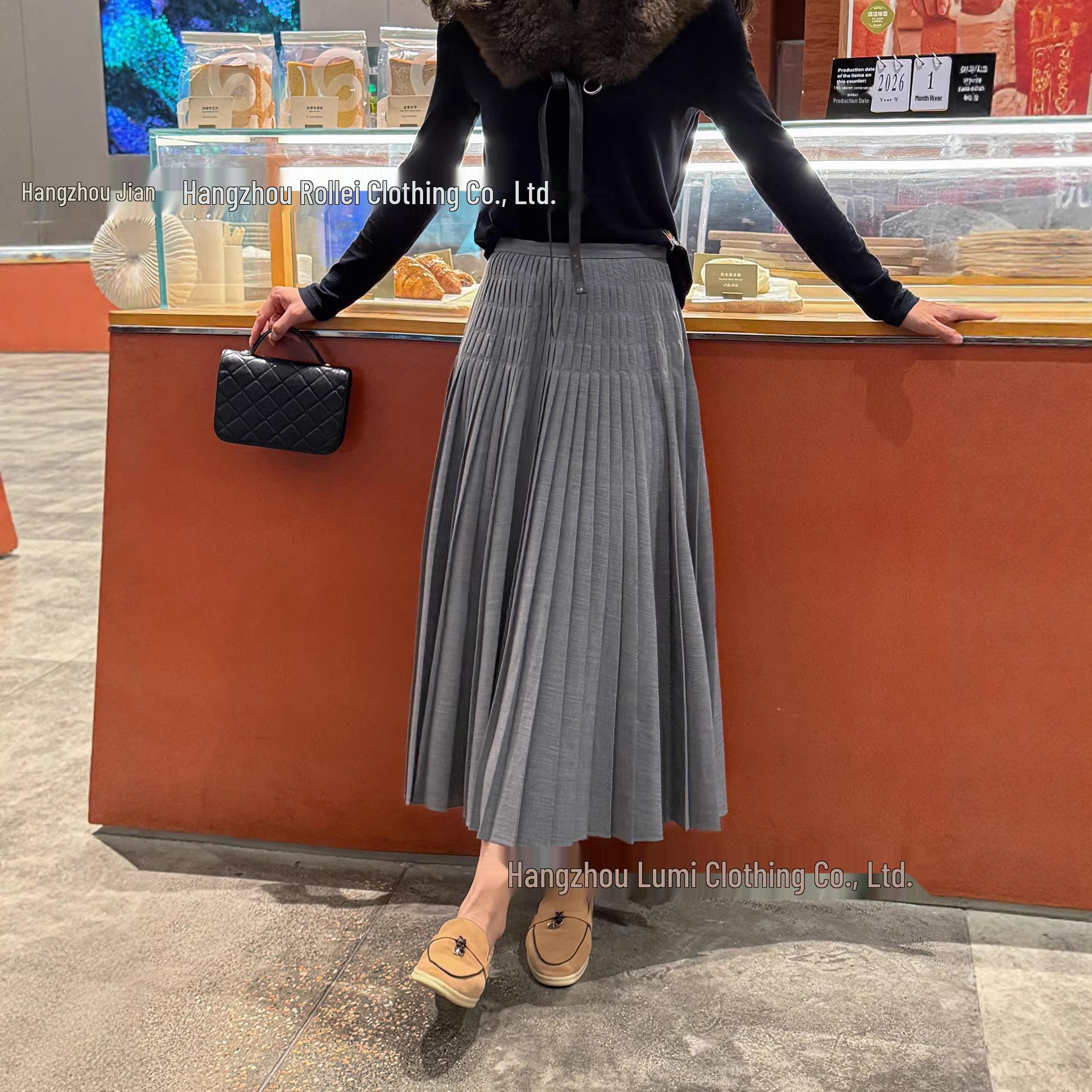 

In Stock! Kaka~ My old friend got this beautiful pleated midi skirt! Large