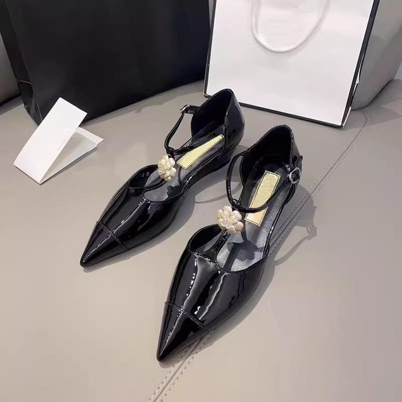 Color matching flower diamond buckle wedge heel middle heel pointed head shallow mouth hollow one-word buckle single shoes