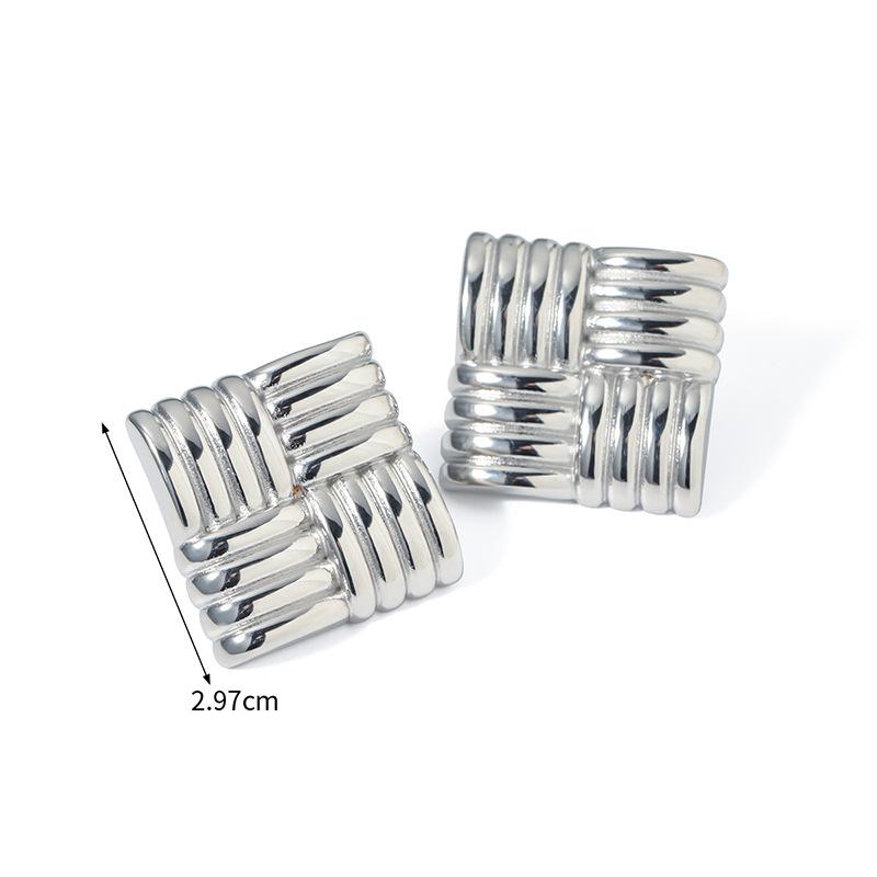 

Женские серьги-гвоздики с нестандартной формой, покрытые золотом 18 карат — модный невыцветающий дизайн