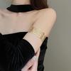 Blatt & Zweig Armreif: Luxuriös, Einzigartiges Design, Vielseitiges Armband im Cold Style